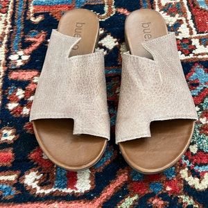 Bueno Tula Beige Leather sandals size 39 eu. Size 9 us.